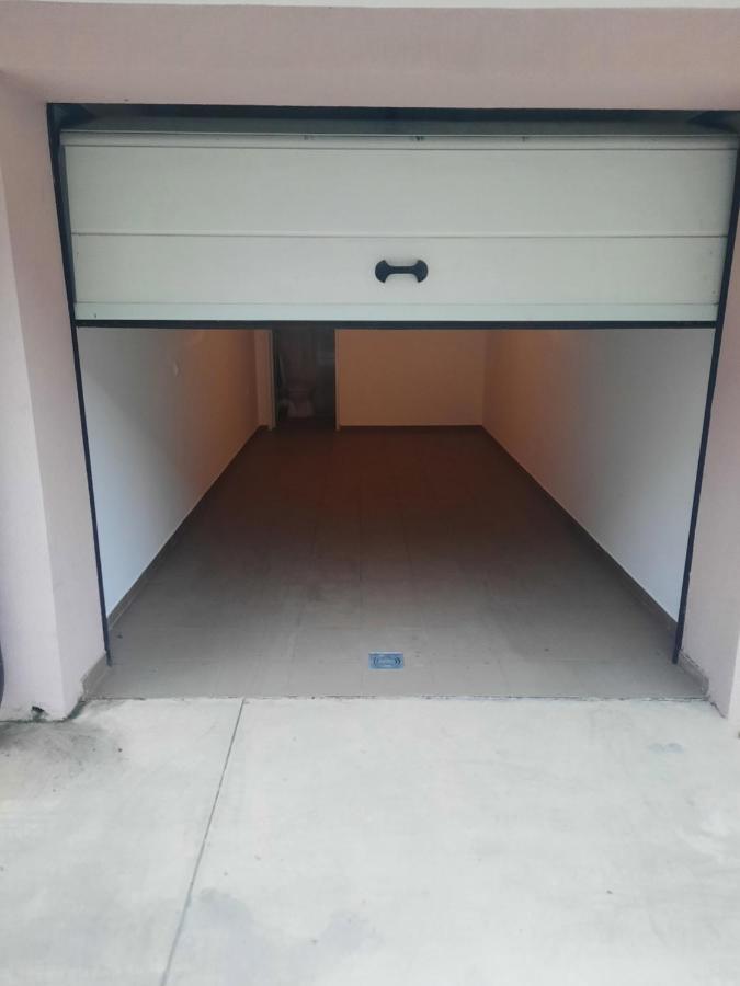 Apartman Lux-Besplatno Koriscenje Zasebne Garaze Sremska Mitrovica Exterior photo