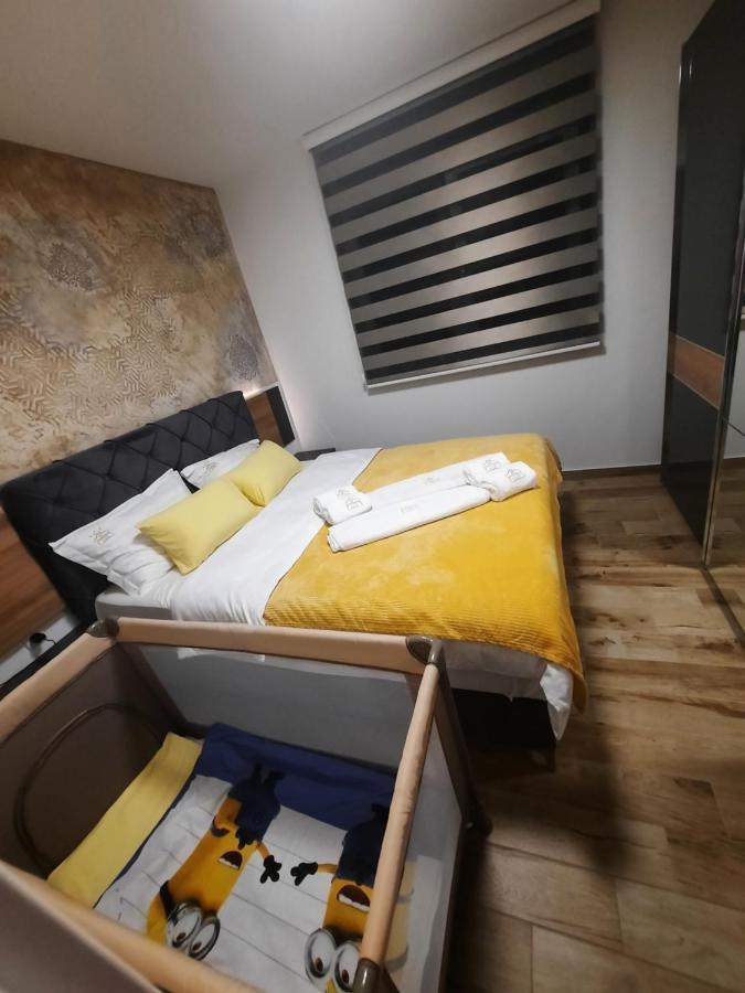 Apartman Lux-Besplatno Koriscenje Zasebne Garaze Sremska Mitrovica Exterior photo