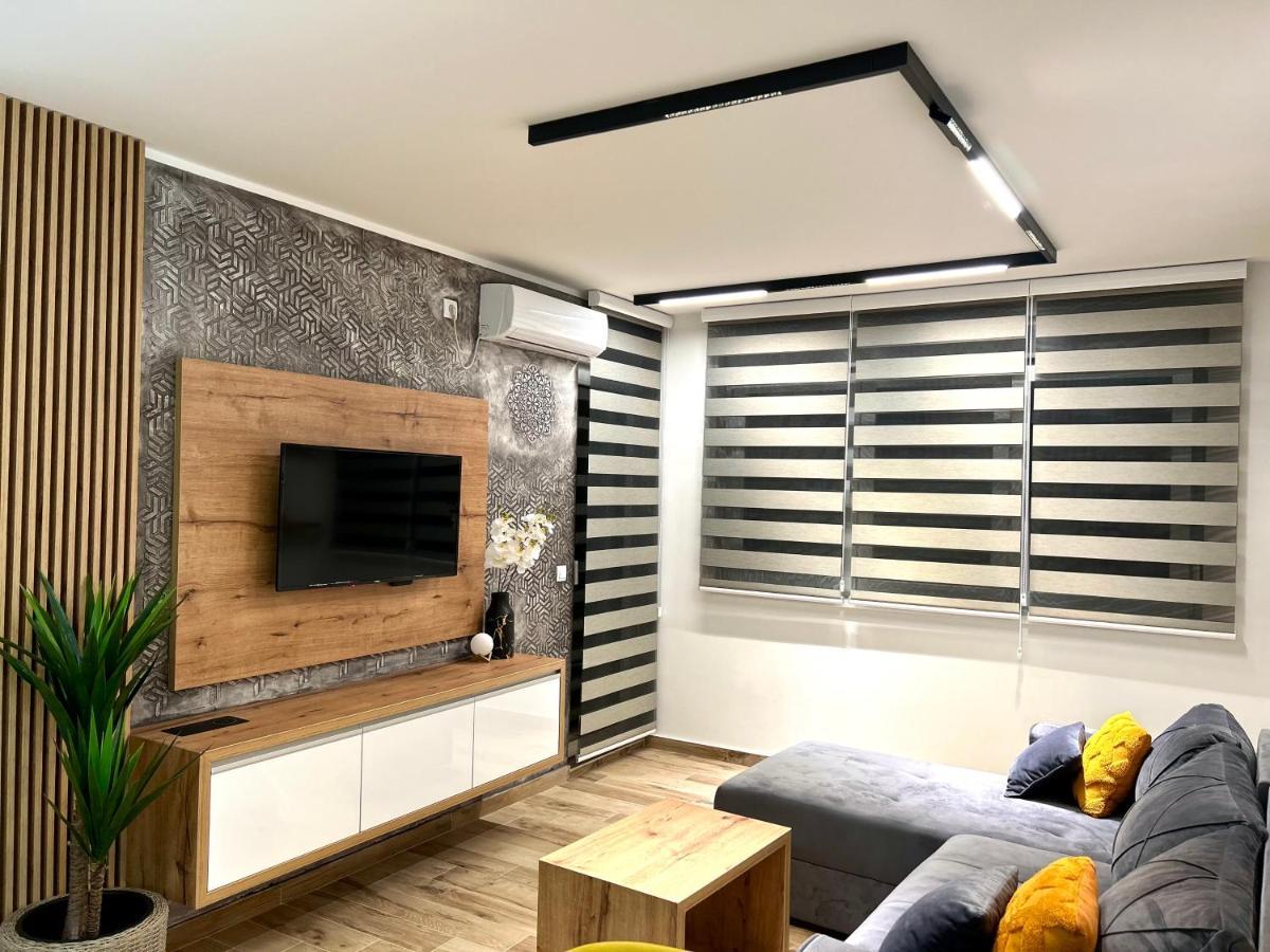 Apartman Lux-Besplatno Koriscenje Zasebne Garaze Sremska Mitrovica Exterior photo