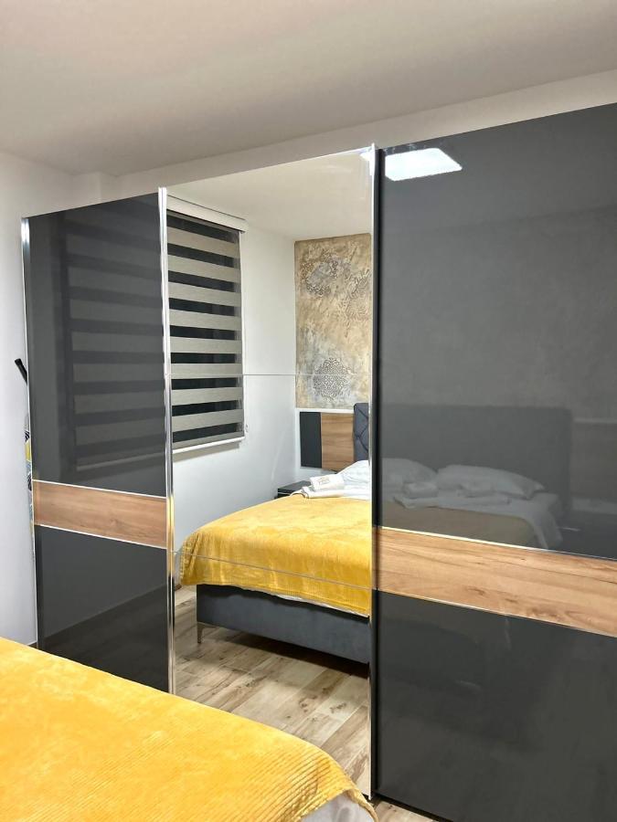 Apartman Lux-Besplatno Koriscenje Zasebne Garaze Sremska Mitrovica Exterior photo