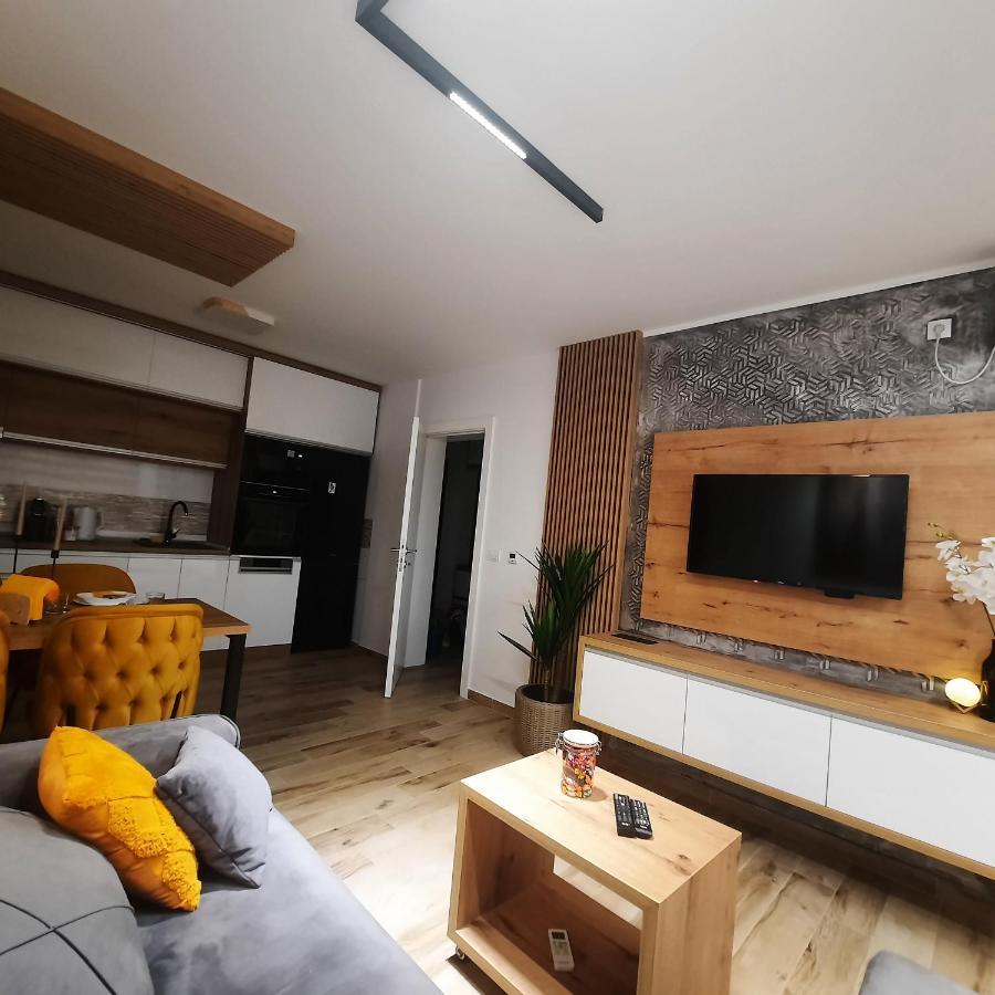 Apartman Lux-Besplatno Koriscenje Zasebne Garaze Sremska Mitrovica Exterior photo