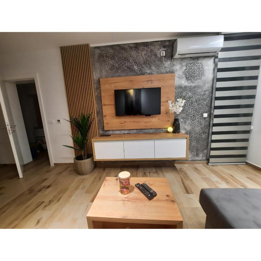 Apartman Lux-Besplatno Koriscenje Zasebne Garaze Sremska Mitrovica Exterior photo