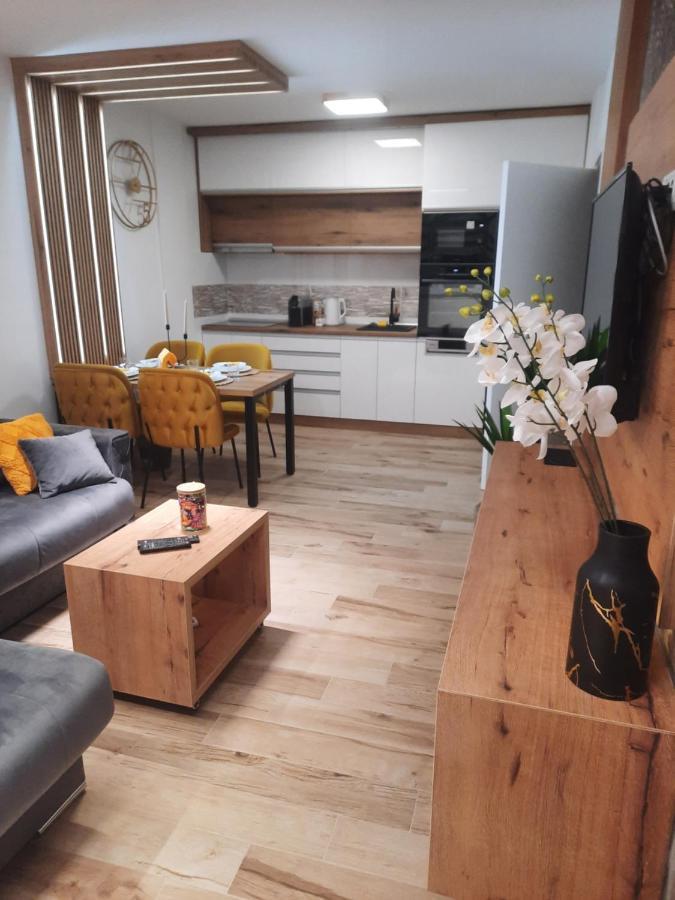 Apartman Lux-Besplatno Koriscenje Zasebne Garaze Sremska Mitrovica Exterior photo
