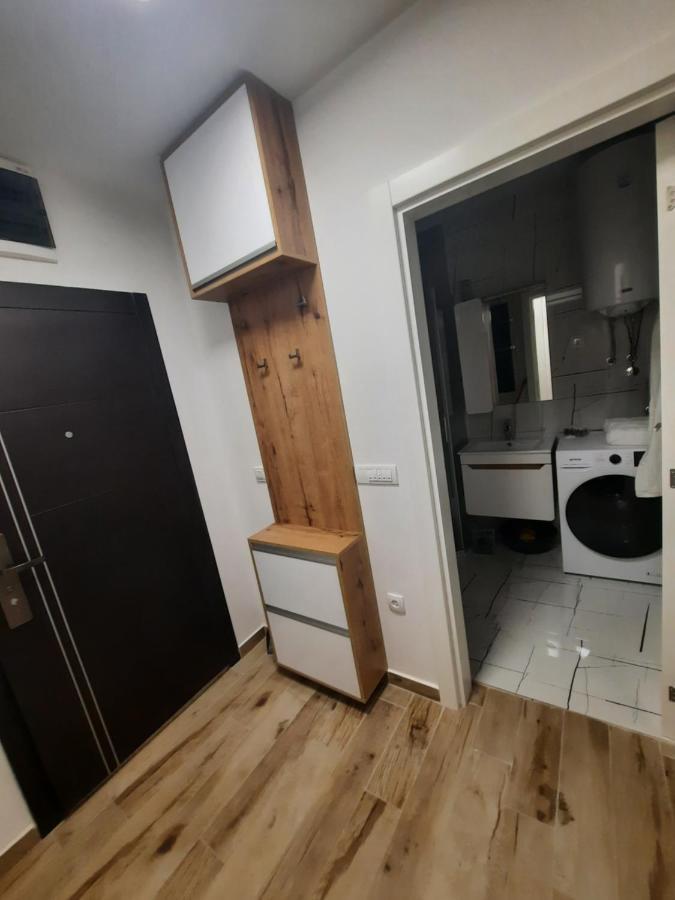 Apartman Lux-Besplatno Koriscenje Zasebne Garaze Sremska Mitrovica Exterior photo